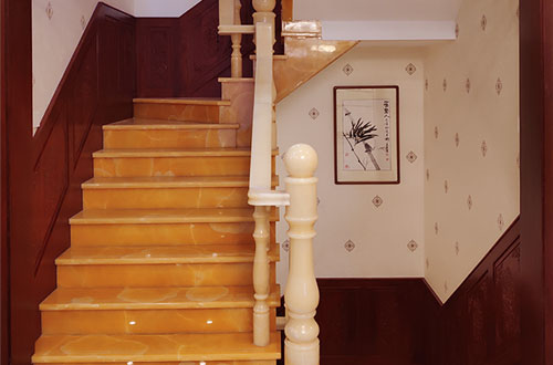 犍为中式别墅室内汉白玉石楼梯的定制安装装饰效果